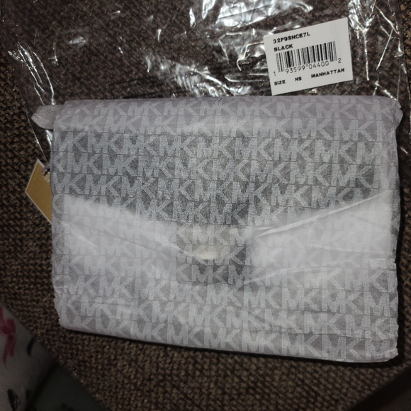 NWT Michael kors large leather and logo clutch - Picture 3 of 7